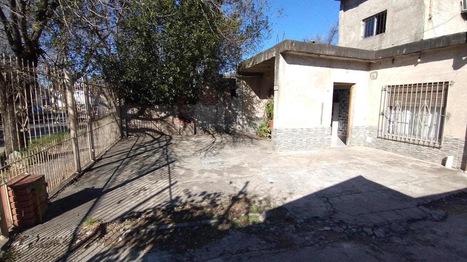 House for Sale: 3 bedrooms plus a spacious apartment on a large lot in MONTE GRANDE