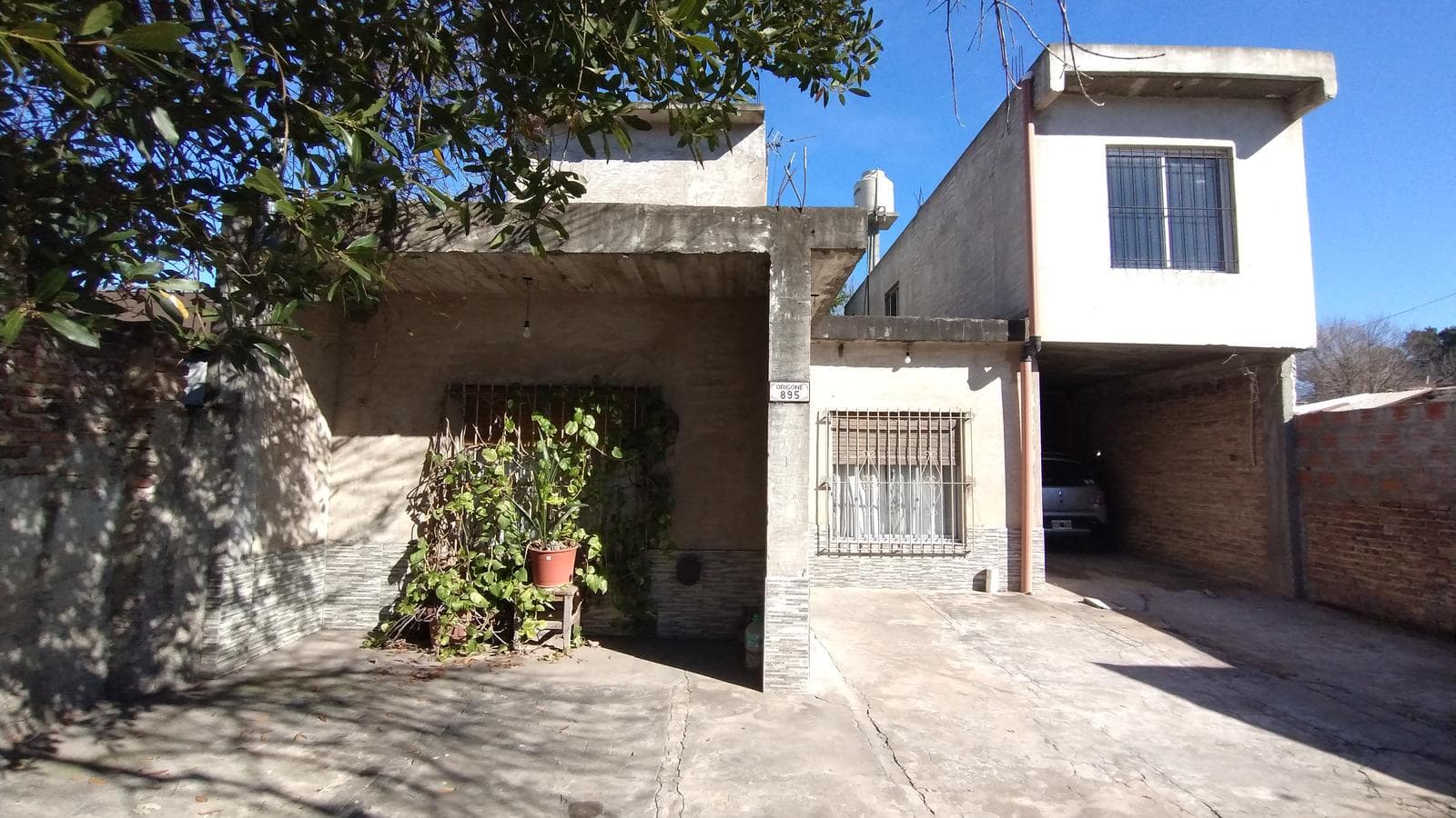 House for Sale: 3 bedrooms plus a spacious apartment on a large lot in MONTE GRANDE
