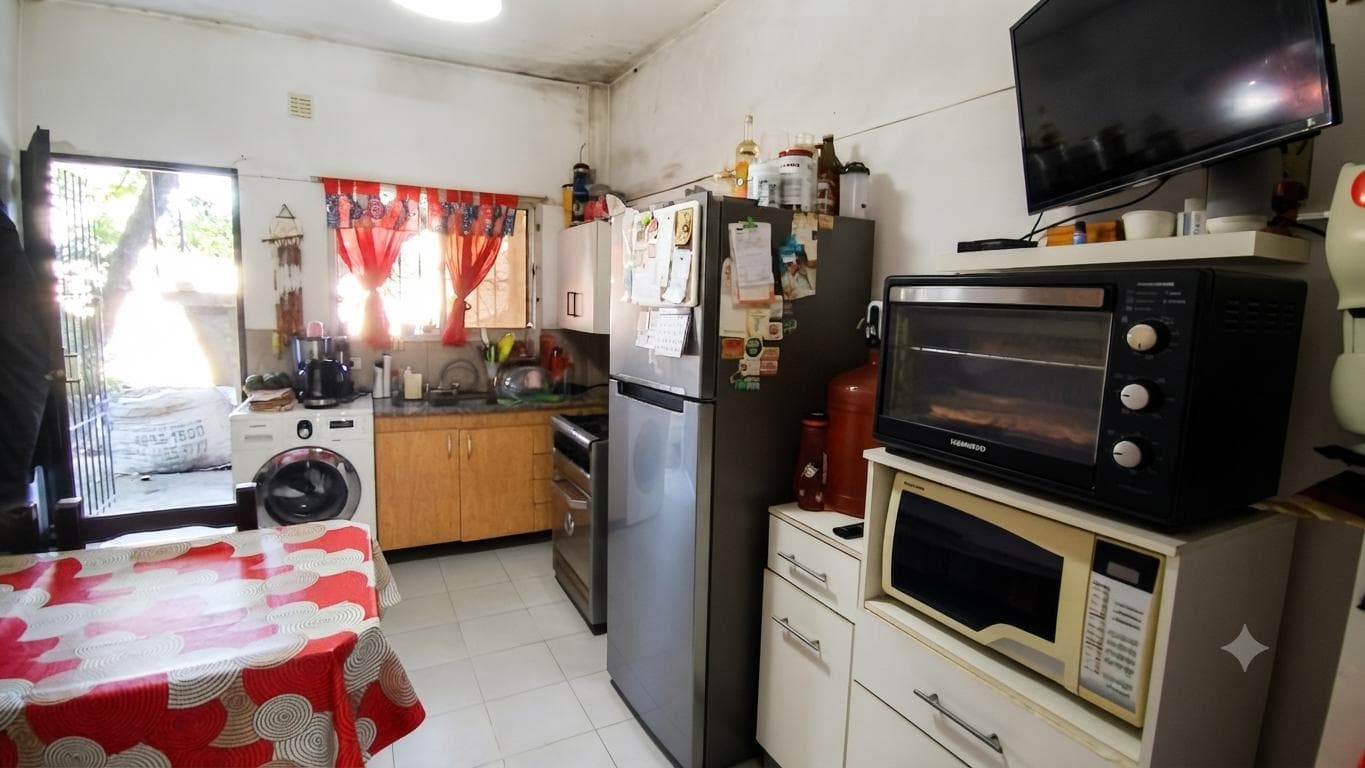House for Sale: 3 bedrooms plus a spacious apartment on a large lot in MONTE GRANDE