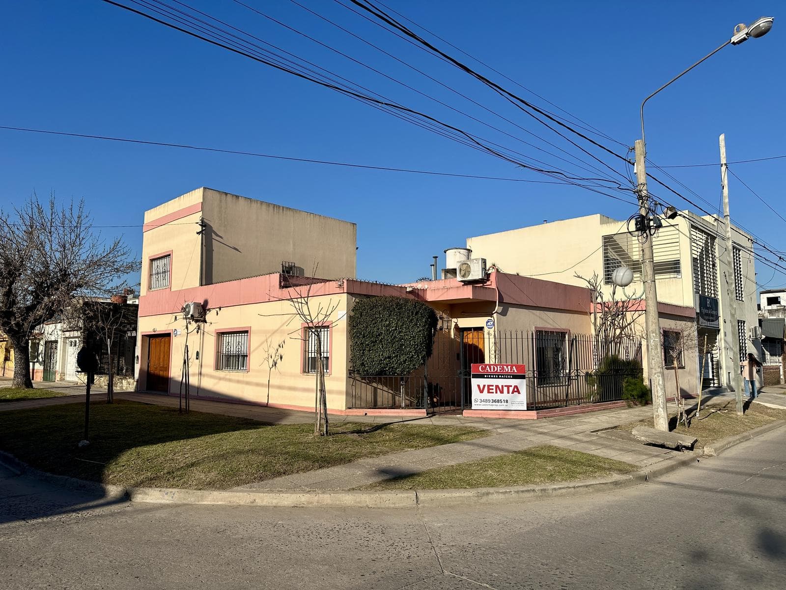 4-bedroom house for sale. Patio with grill. Laundry room. Garage. Downtown Zarate