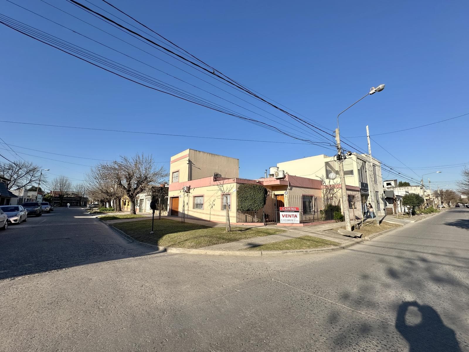 4-bedroom house for sale. Patio with grill. Laundry room. Garage. Downtown Zarate