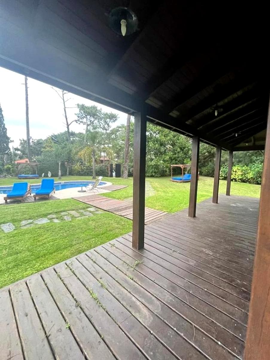 Annual Rental: 4-Bedroom House in Playa Mansa