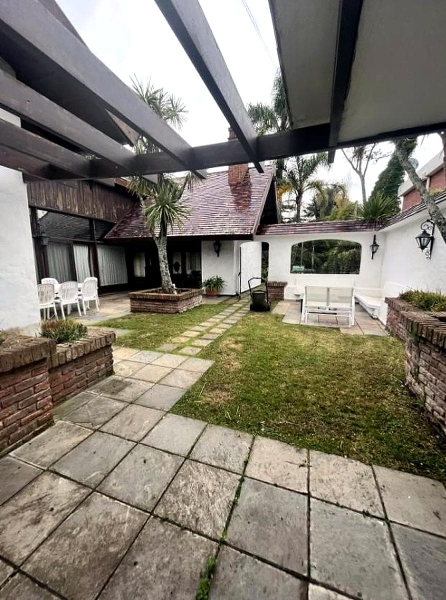 Annual Rental: 4-Bedroom House in Playa Mansa