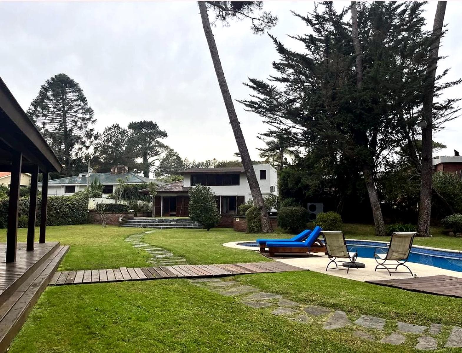 Annual Rental: 4-Bedroom House in Playa Mansa