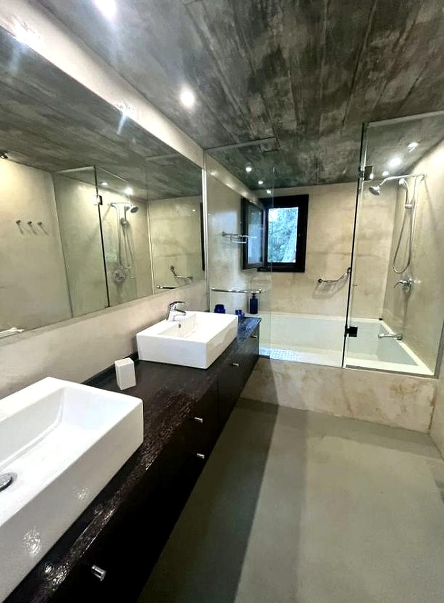 Annual Rental: 4-Bedroom House in Playa Mansa