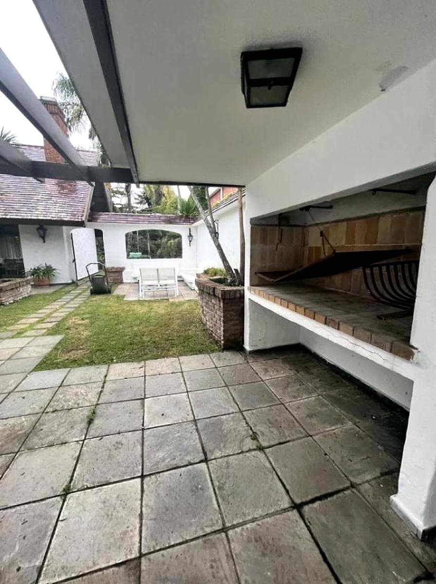 Annual Rental: 4-Bedroom House in Playa Mansa