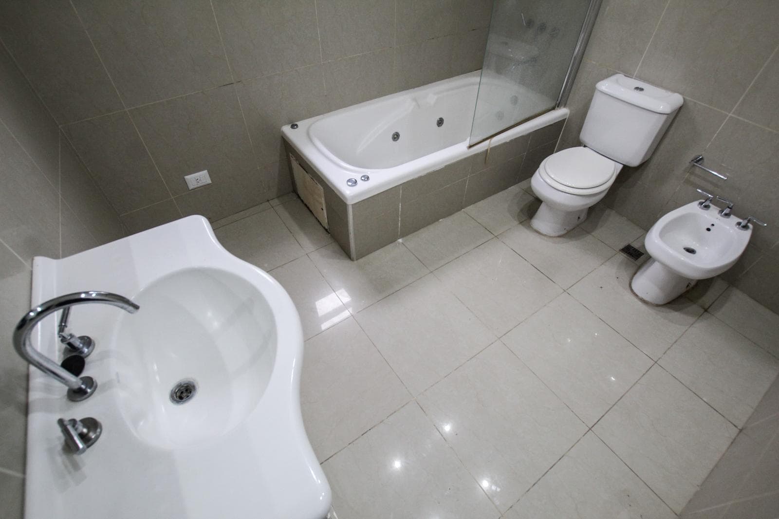 4-room house for rent on 2 floors in Solar del Bosque Canning!!! With a pool
