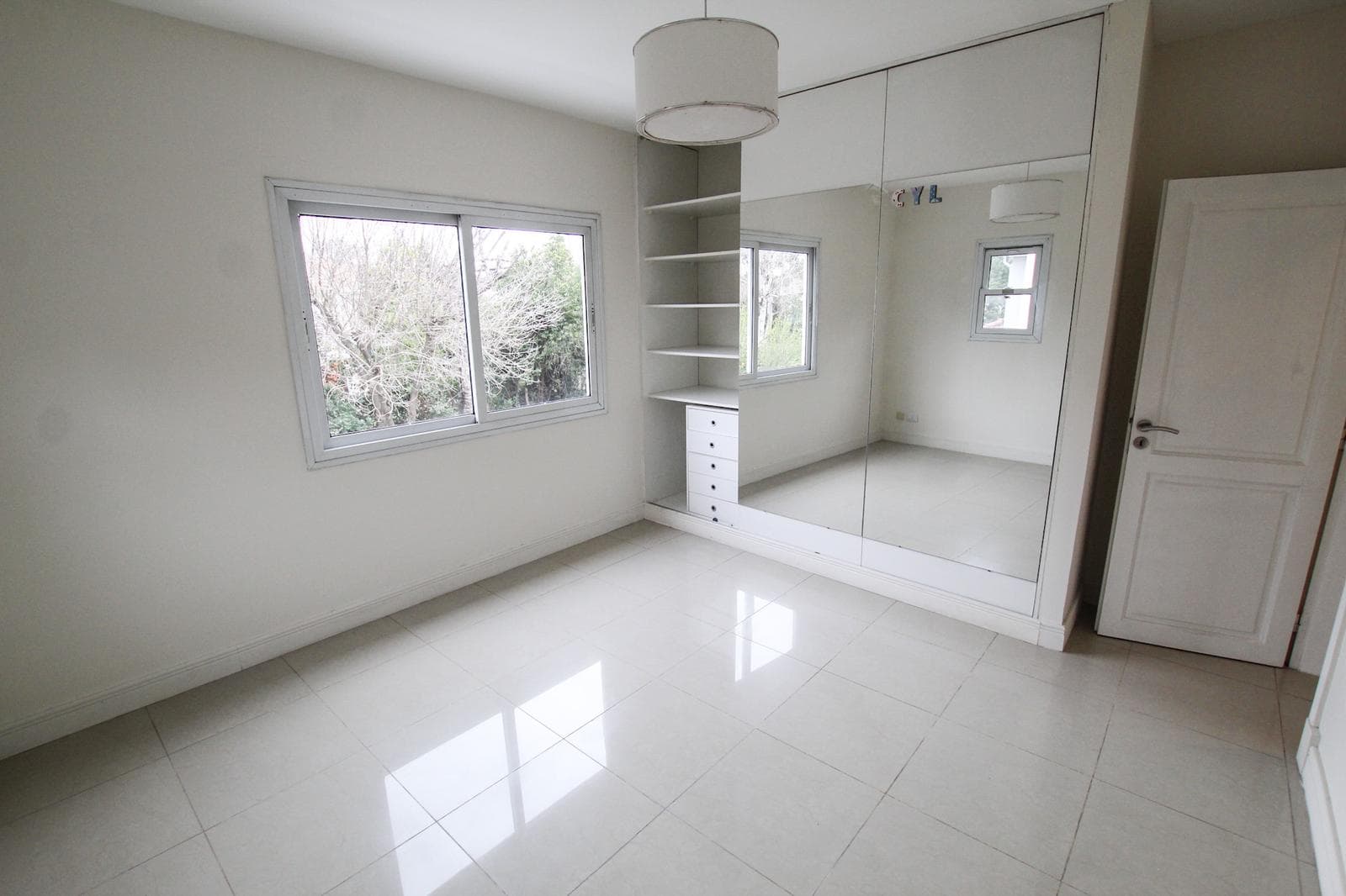 4-room house for rent on 2 floors in Solar del Bosque Canning!!! With a pool