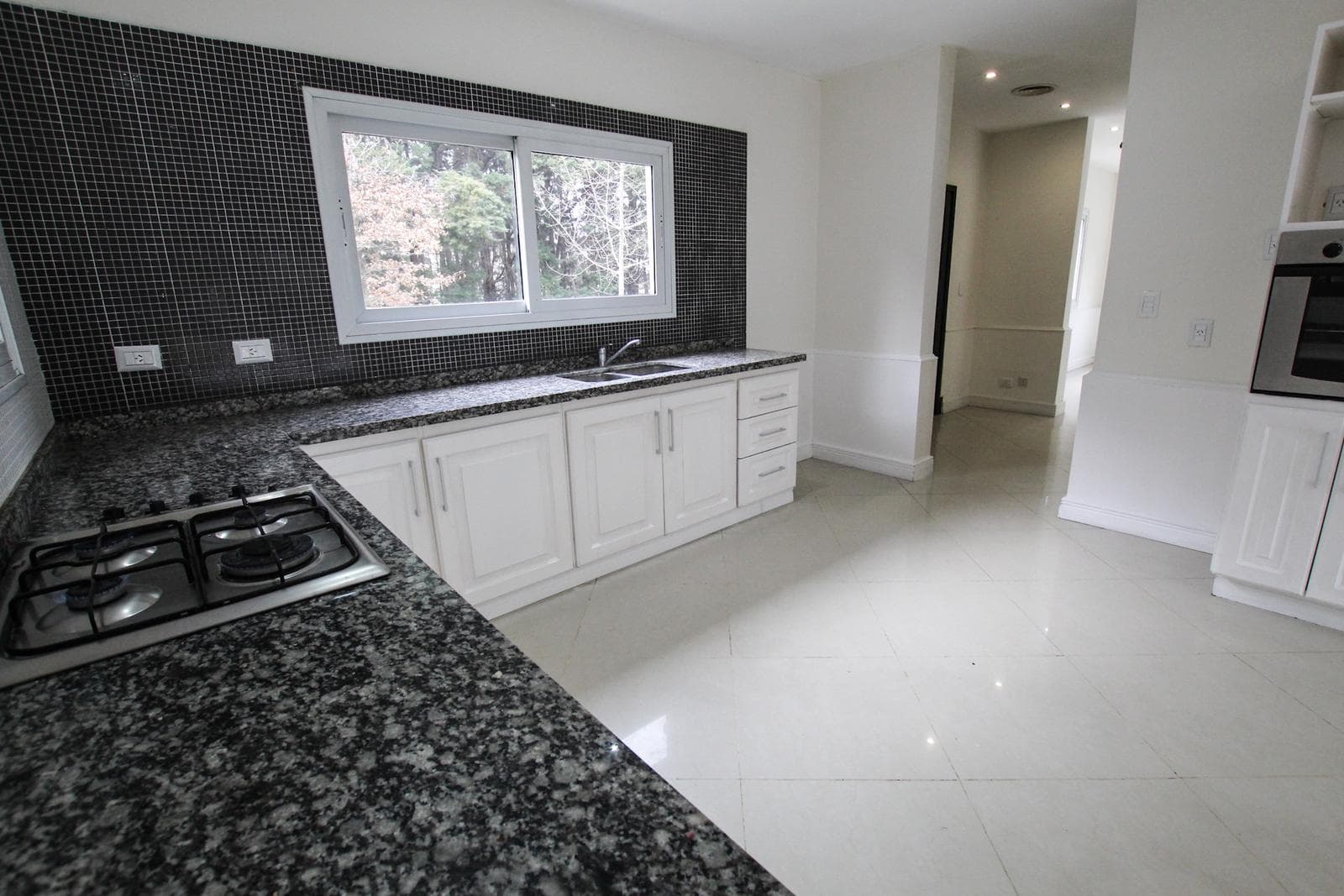 4-room house for rent on 2 floors in Solar del Bosque Canning!!! With a pool