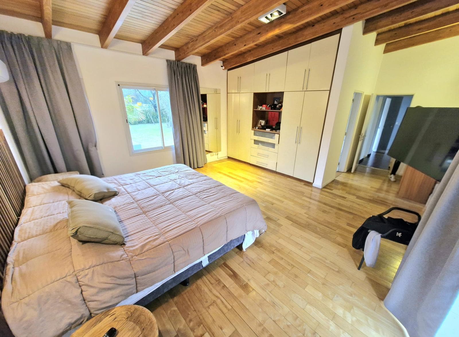 LOMAS DE LA CAROLINA - HOUSE FOR SALE - 391 M2 INDOOR AREA / 1,500 TERR