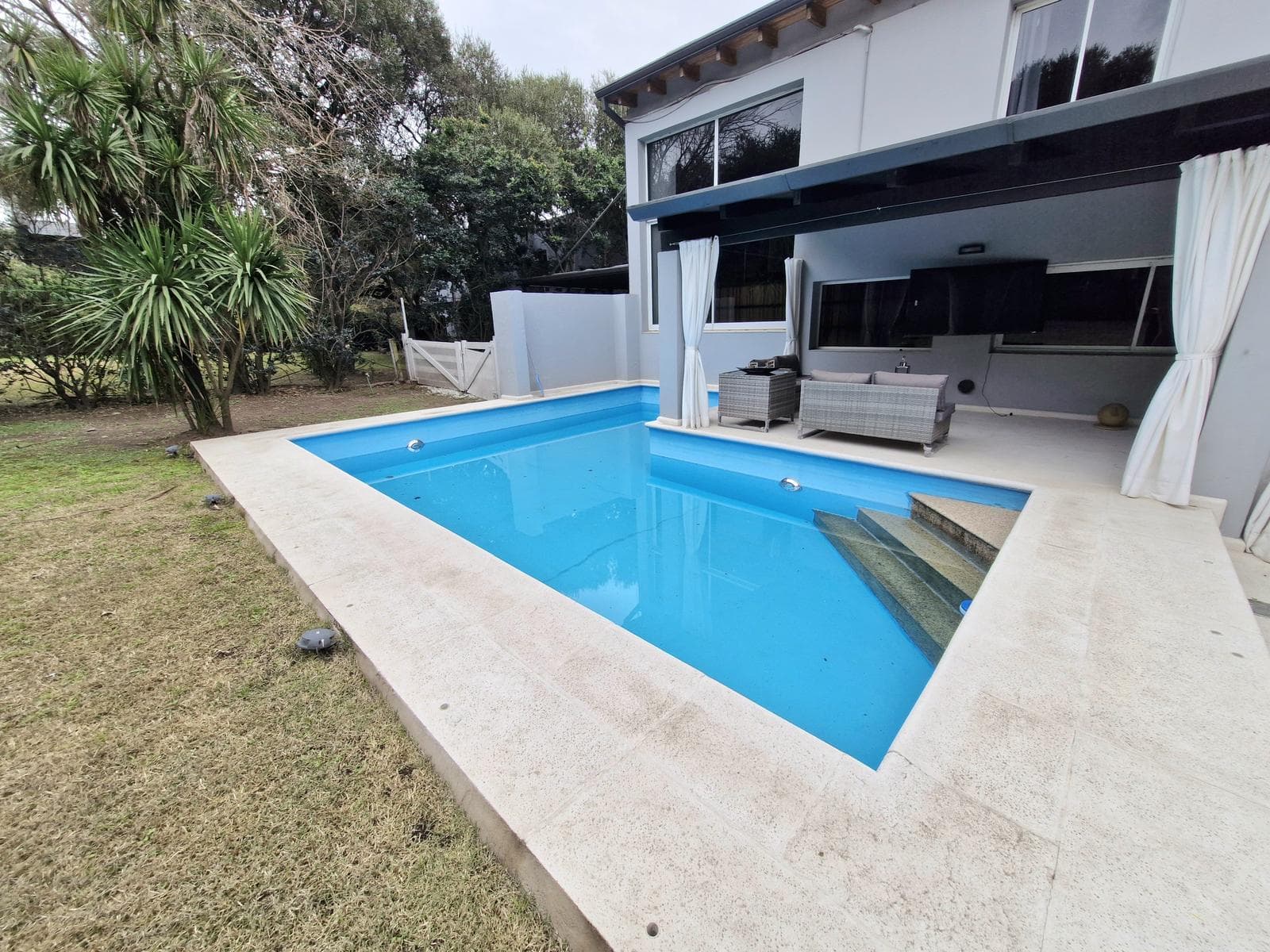 LOMAS DE LA CAROLINA - HOUSE FOR SALE - 391 M2 INDOOR AREA / 1,500 TERR