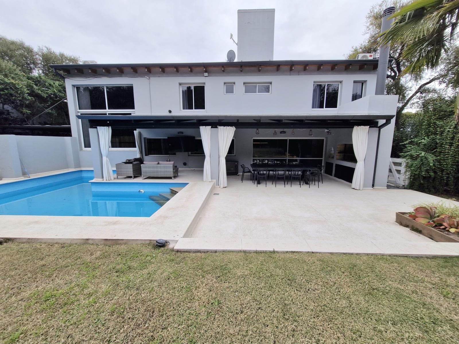 LOMAS DE LA CAROLINA - HOUSE FOR SALE - 391 M2 INDOOR AREA / 1,500 TERR