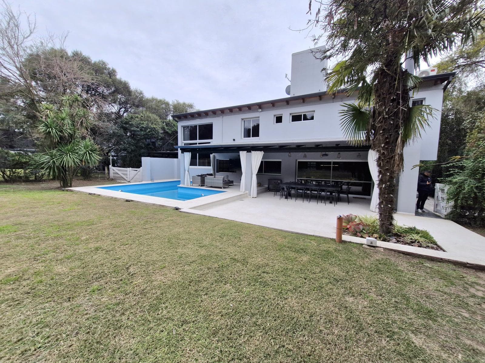 LOMAS DE LA CAROLINA - HOUSE FOR SALE - 391 M2 INDOOR AREA / 1,500 TERR