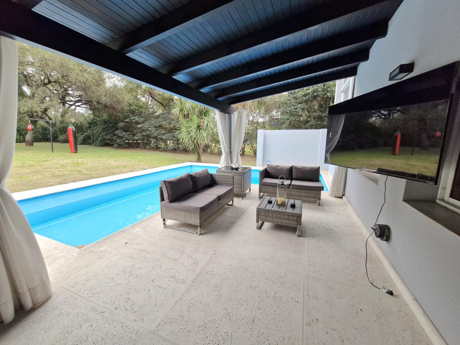 LOMAS DE LA CAROLINA - HOUSE FOR SALE - 391 M2 INDOOR AREA / 1,500 TERR