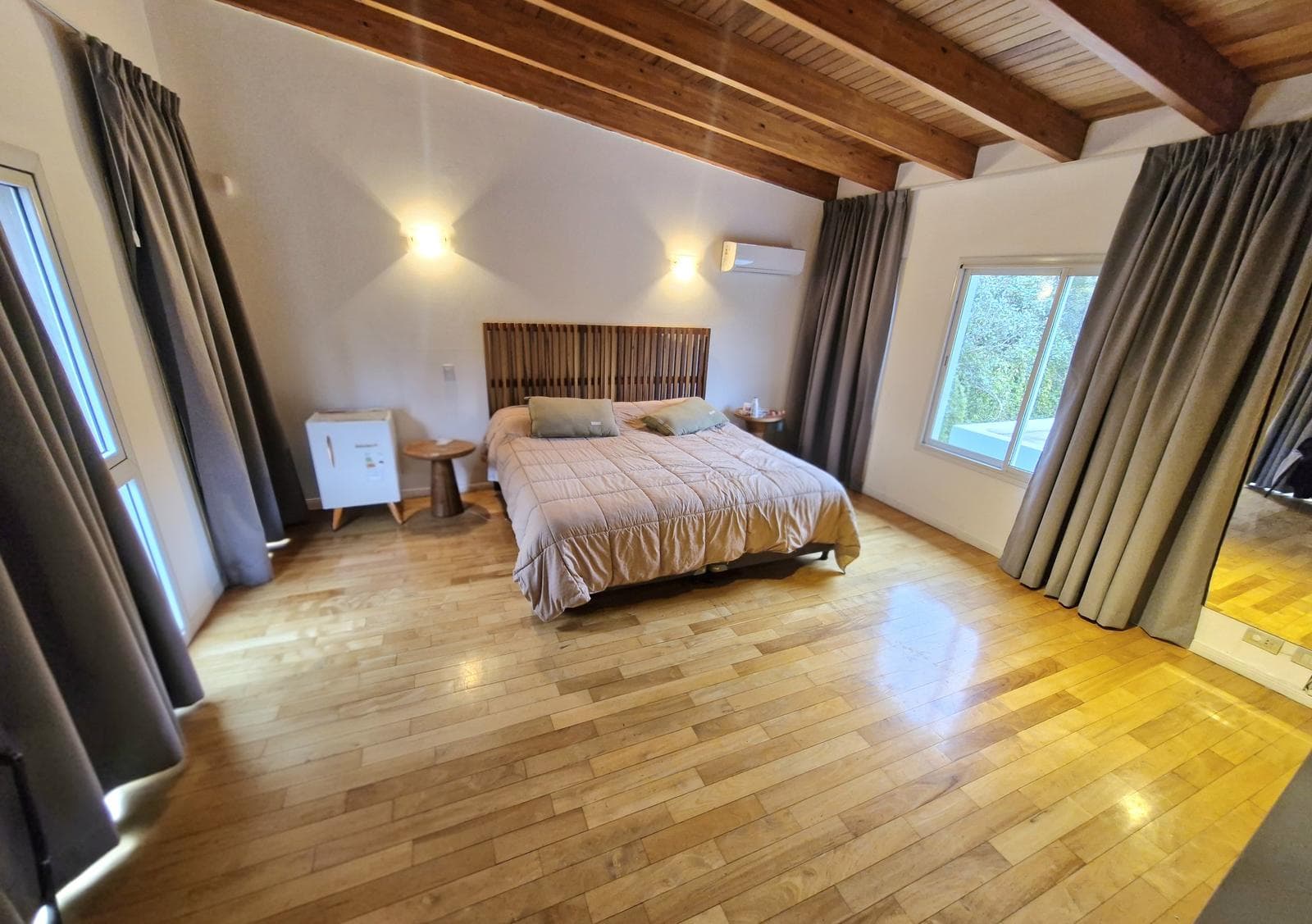 LOMAS DE LA CAROLINA - HOUSE FOR SALE - 391 M2 INDOOR AREA / 1,500 TERR