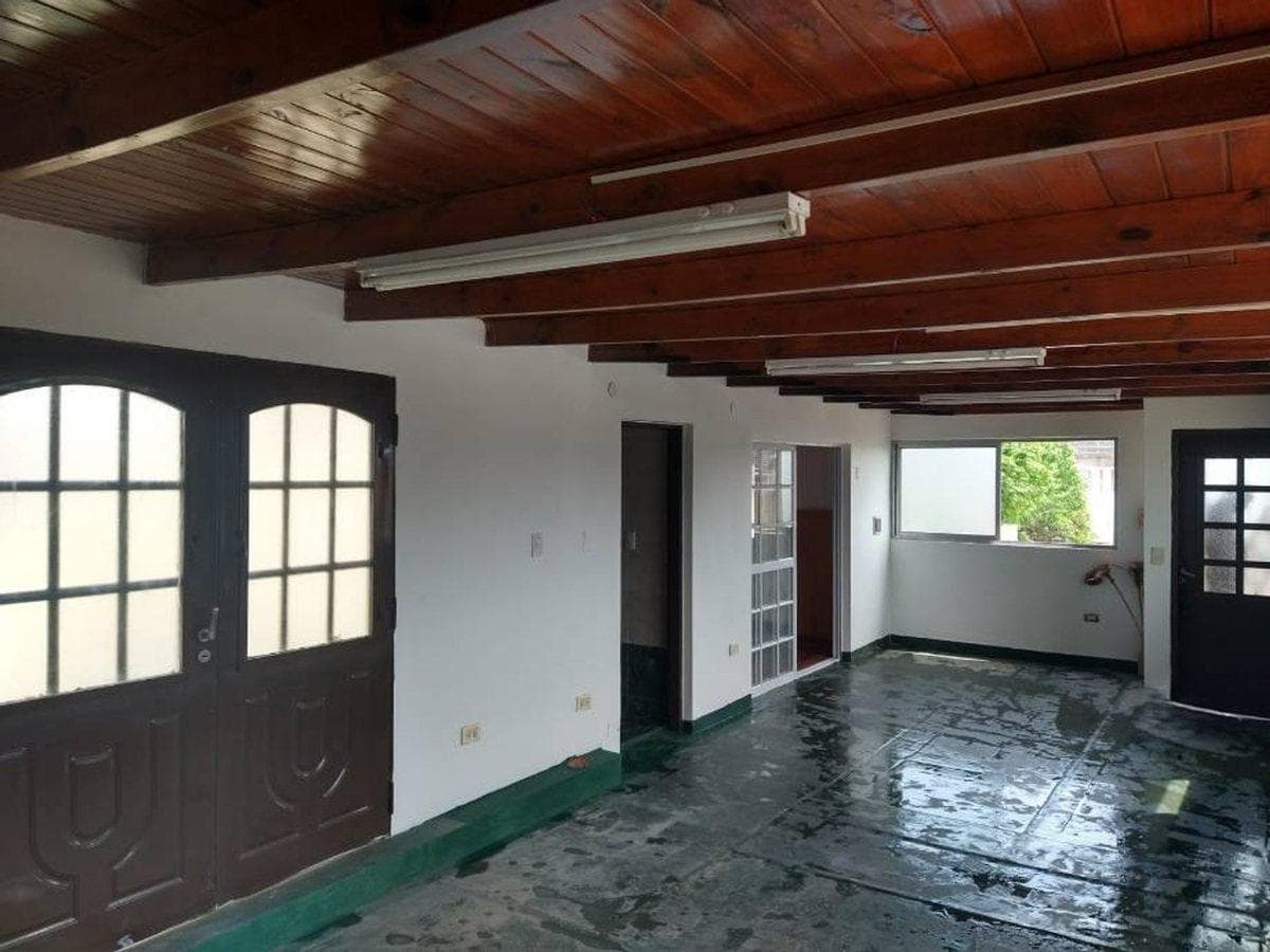 4-bedroom townhouse for sale in Lanús Este with a patio and garden