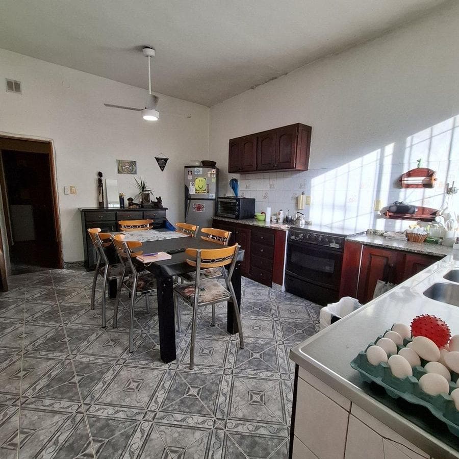 4-bedroom townhouse for sale in Lanús Este with a patio and garden
