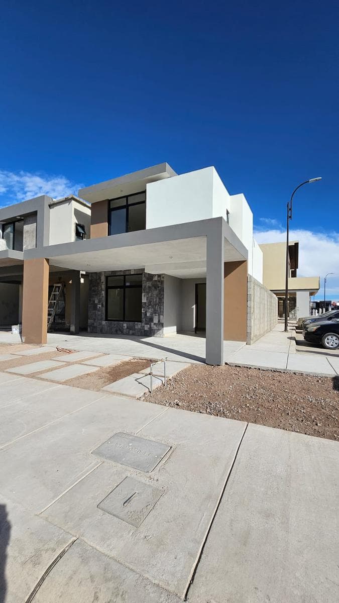 A great opportunity: a corner home in the secluded Modelo Turquesa neighborhood