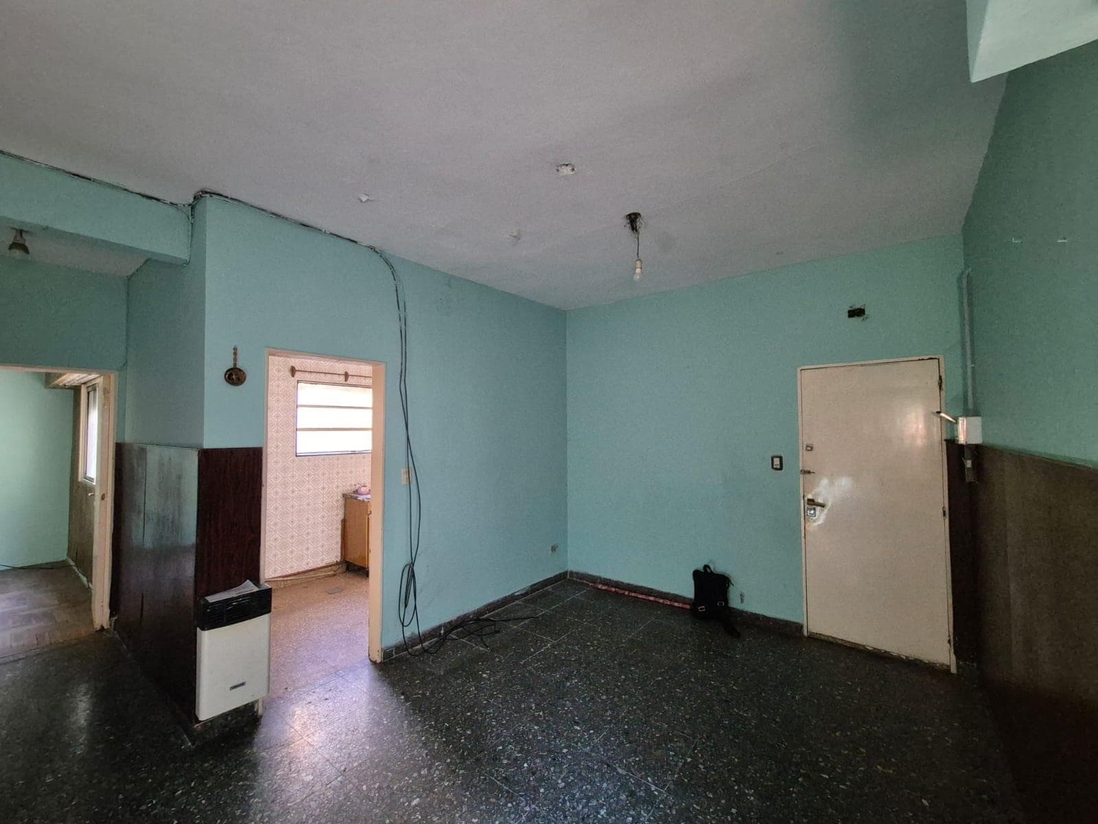 Condo for sale in La Tablada, in need of renovation, with no maintenance fees