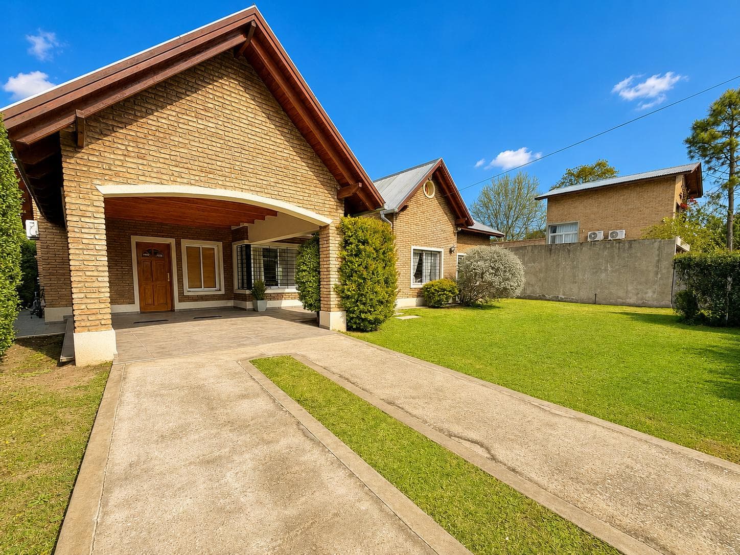 For Sale - 5-Bedroom House in San Eduardo