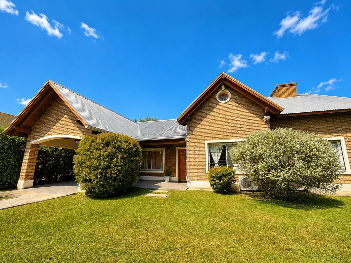 For Sale - 5-Bedroom House in San Eduardo