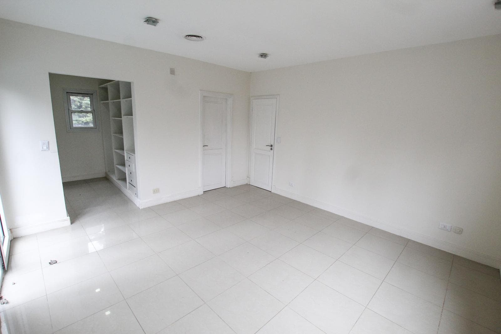 4-room house for sale on 2 floors in Solar del Bosque Canning!!! With a pool