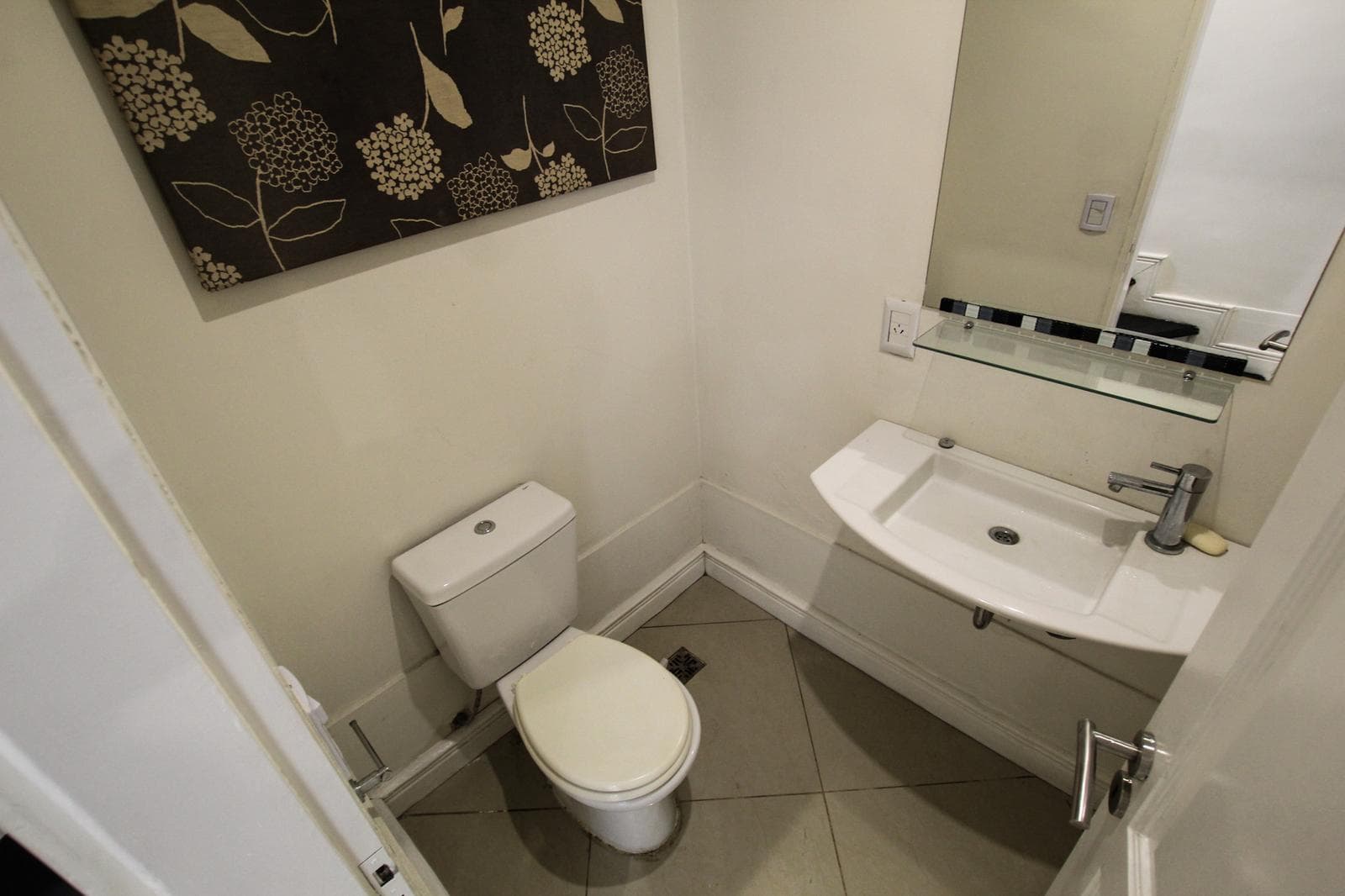 4-room house for sale on 2 floors in Solar del Bosque Canning!!! With a pool