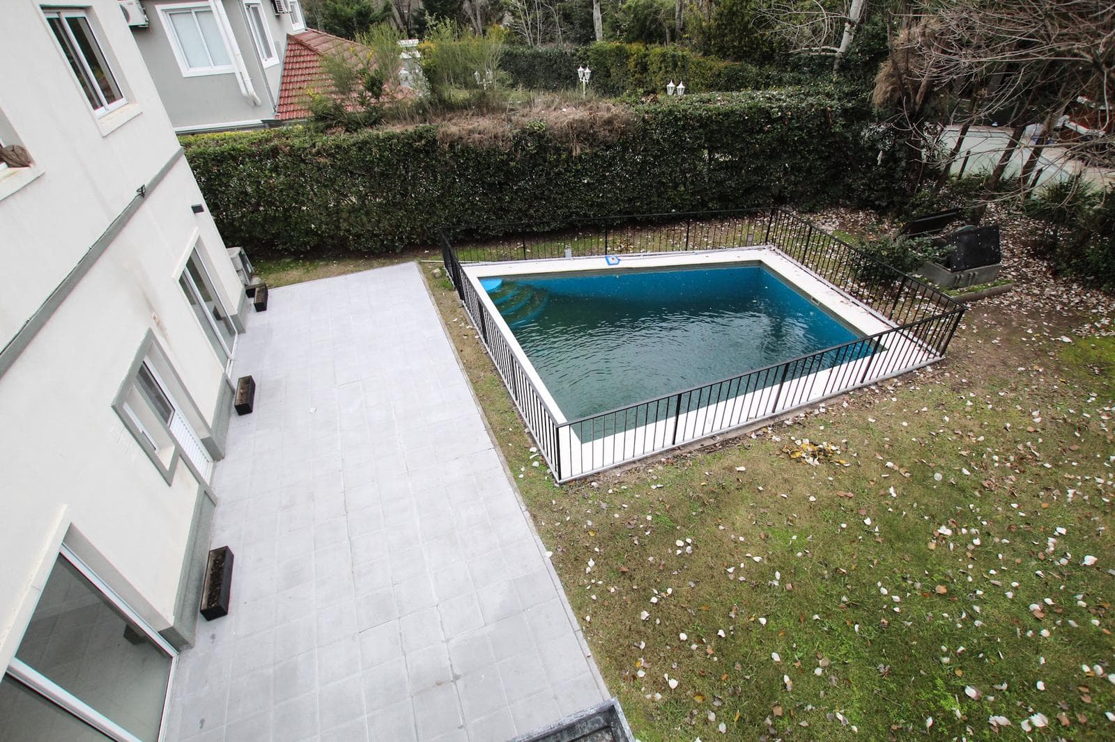 4-room house for sale on 2 floors in Solar del Bosque Canning!!! With a pool