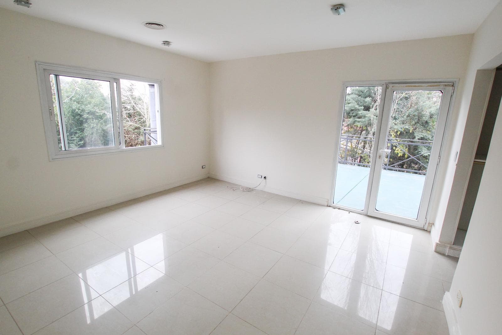 4-room house for sale on 2 floors in Solar del Bosque Canning!!! With a pool