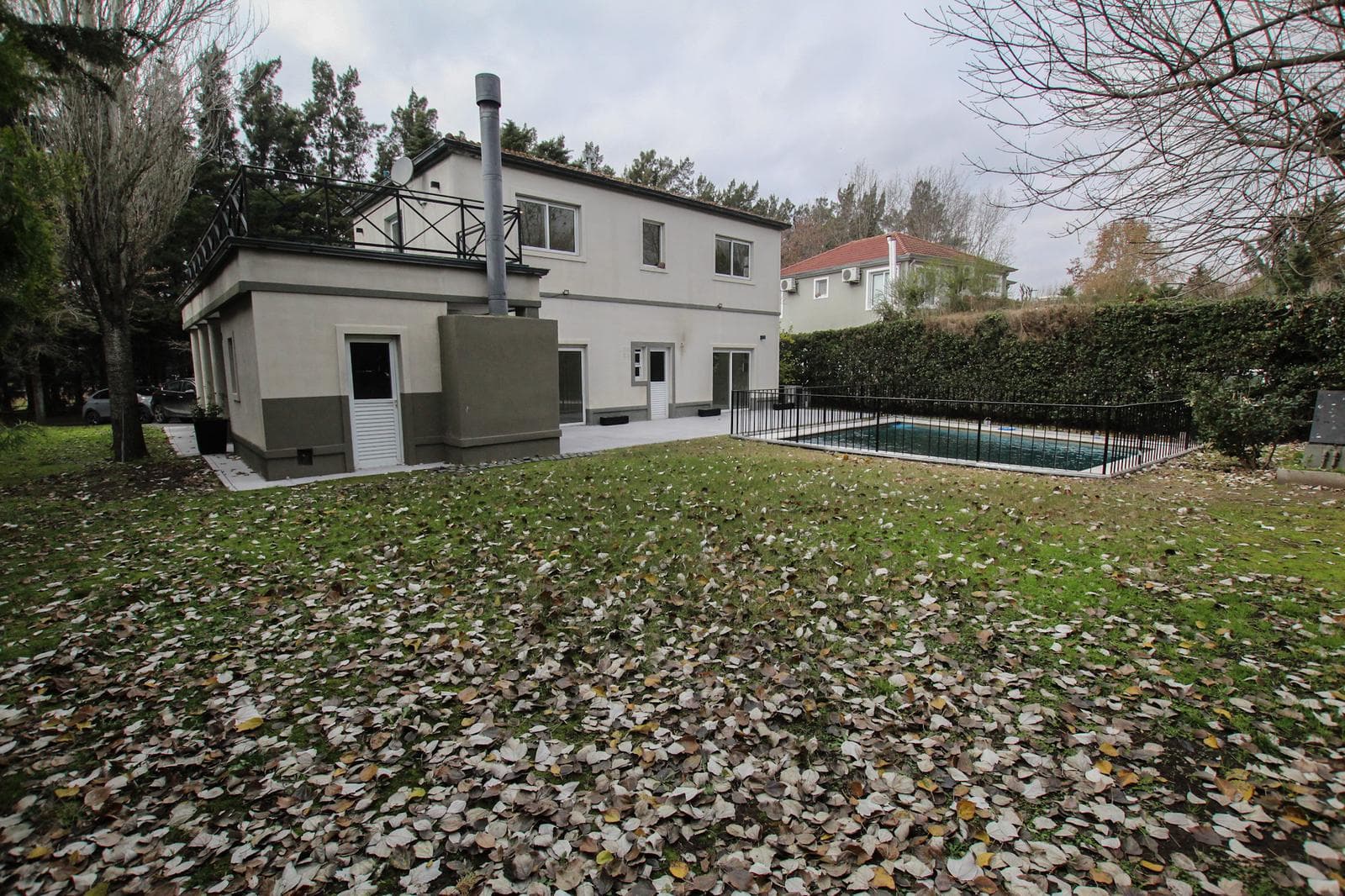 4-room house for sale on 2 floors in Solar del Bosque Canning!!! With a pool