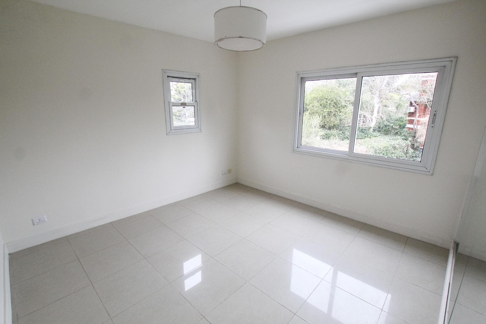 4-room house for sale on 2 floors in Solar del Bosque Canning!!! With a pool