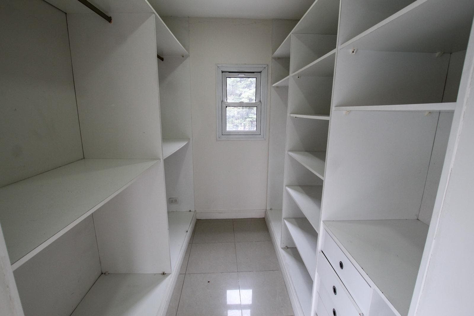 4-room house for sale on 2 floors in Solar del Bosque Canning!!! With a pool