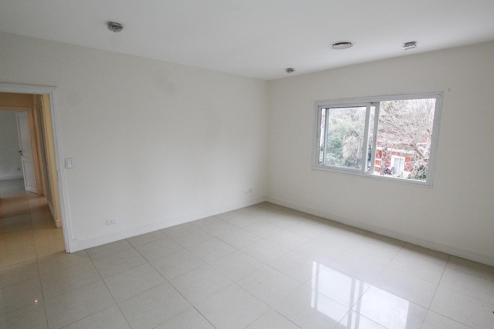 4-room house for sale on 2 floors in Solar del Bosque Canning!!! With a pool