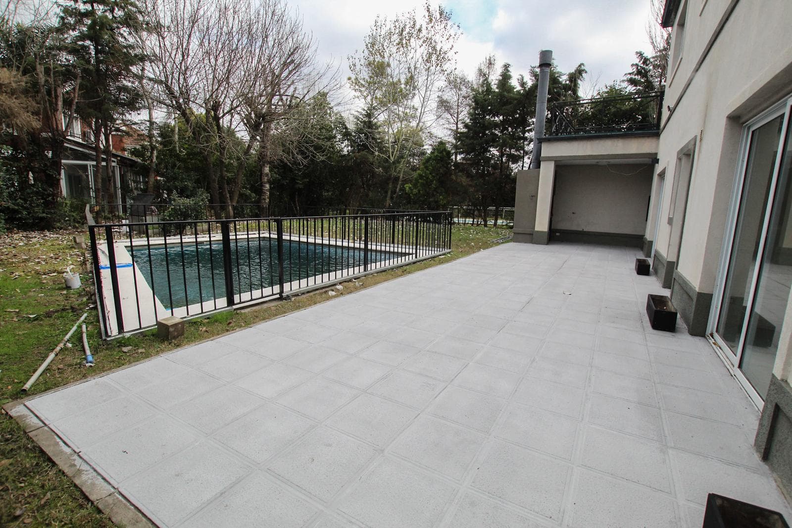 4-room house for sale on 2 floors in Solar del Bosque Canning!!! With a pool