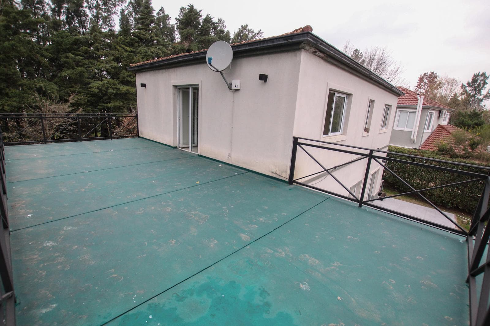 4-room house for sale on 2 floors in Solar del Bosque Canning!!! With a pool