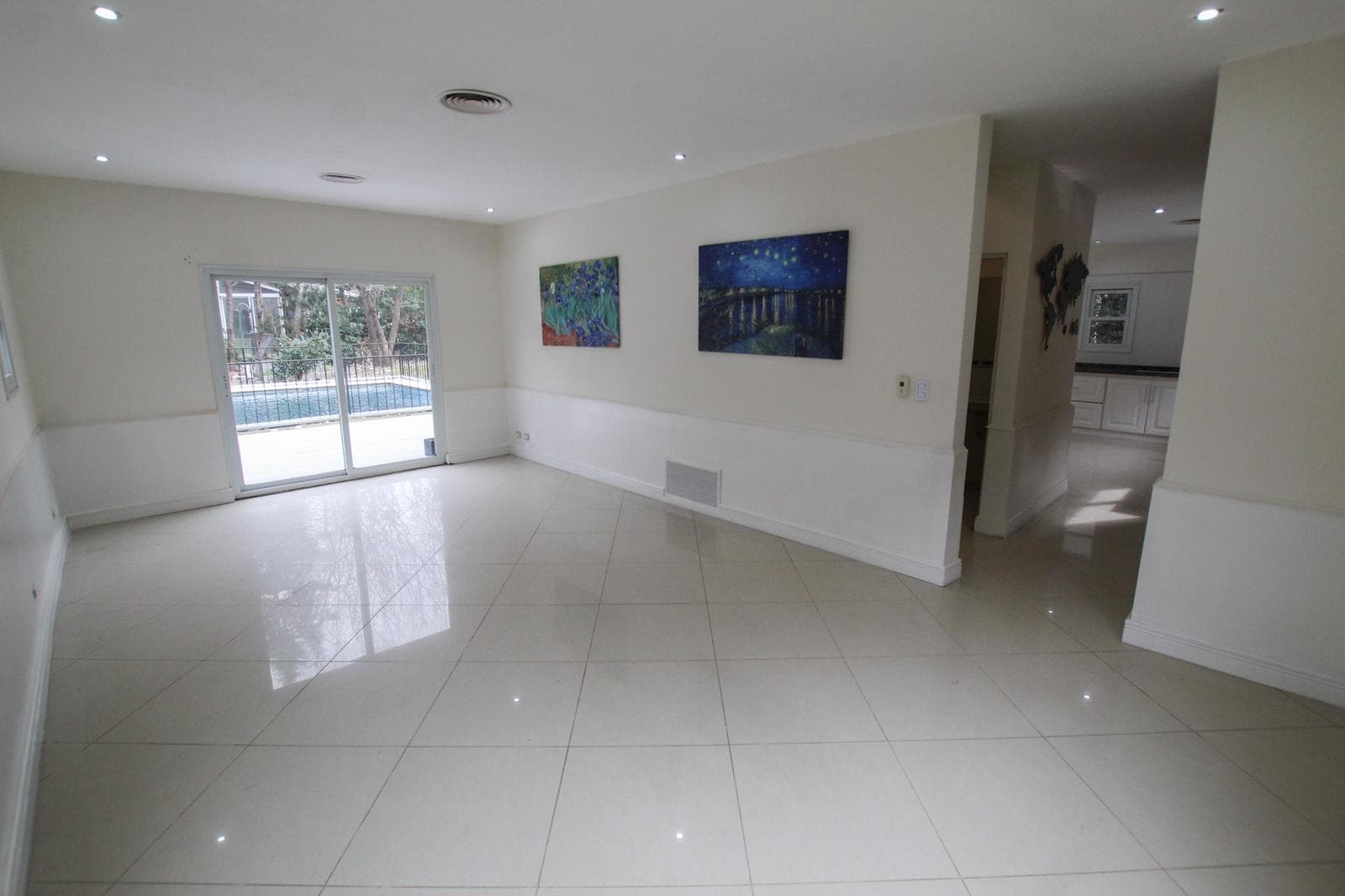 4-room house for sale on 2 floors in Solar del Bosque Canning!!! With a pool