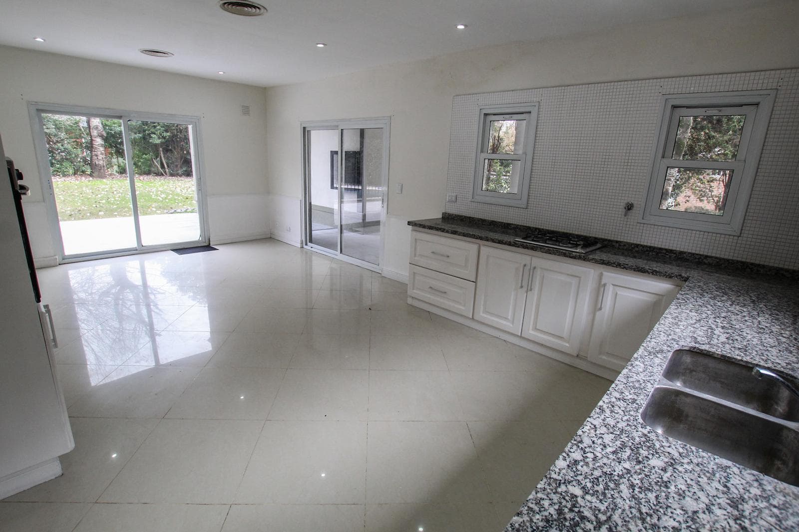 4-room house for sale on 2 floors in Solar del Bosque Canning!!! With a pool