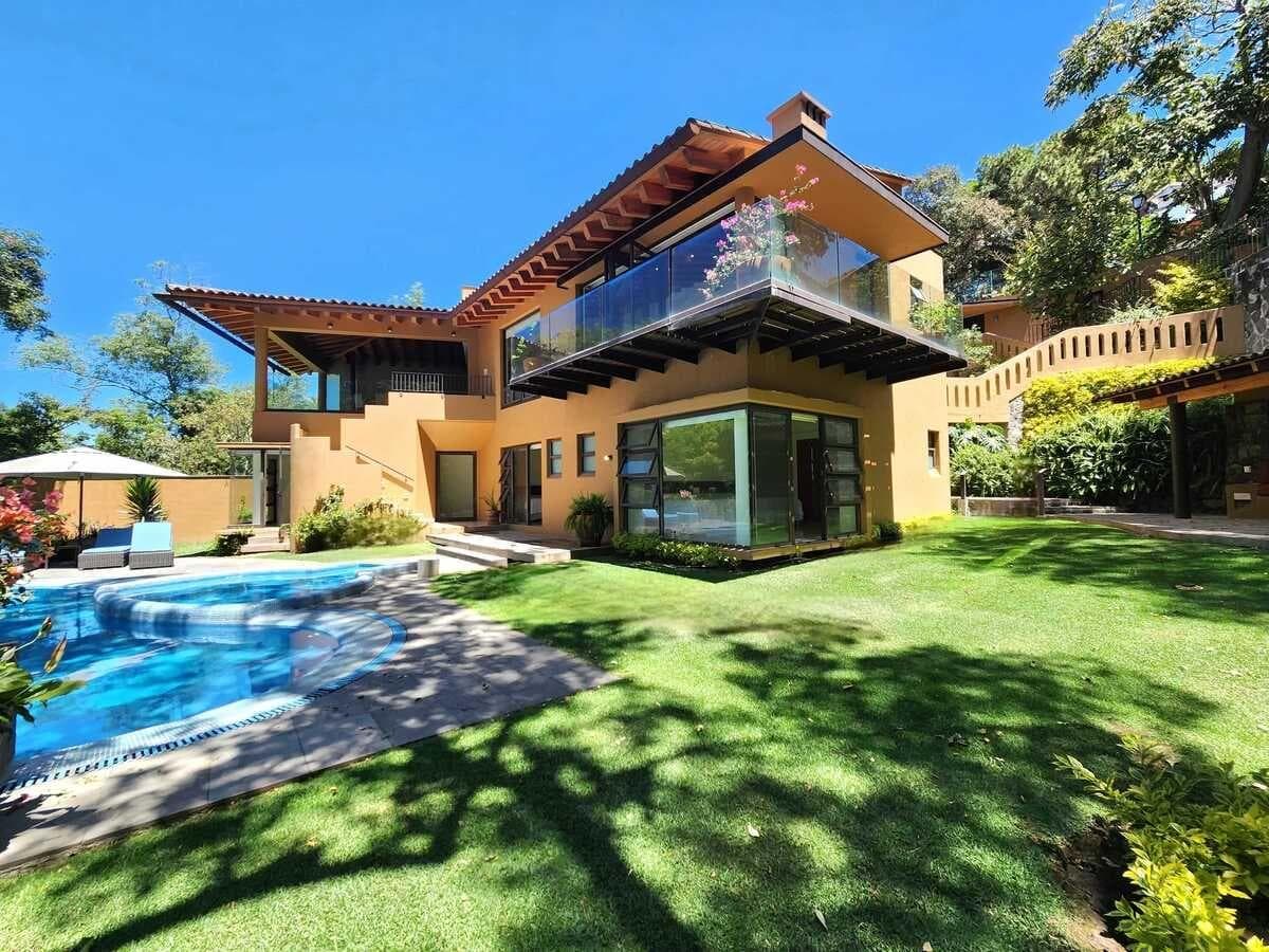 House for Sale in a Condominium Complex in Valle de Bravo