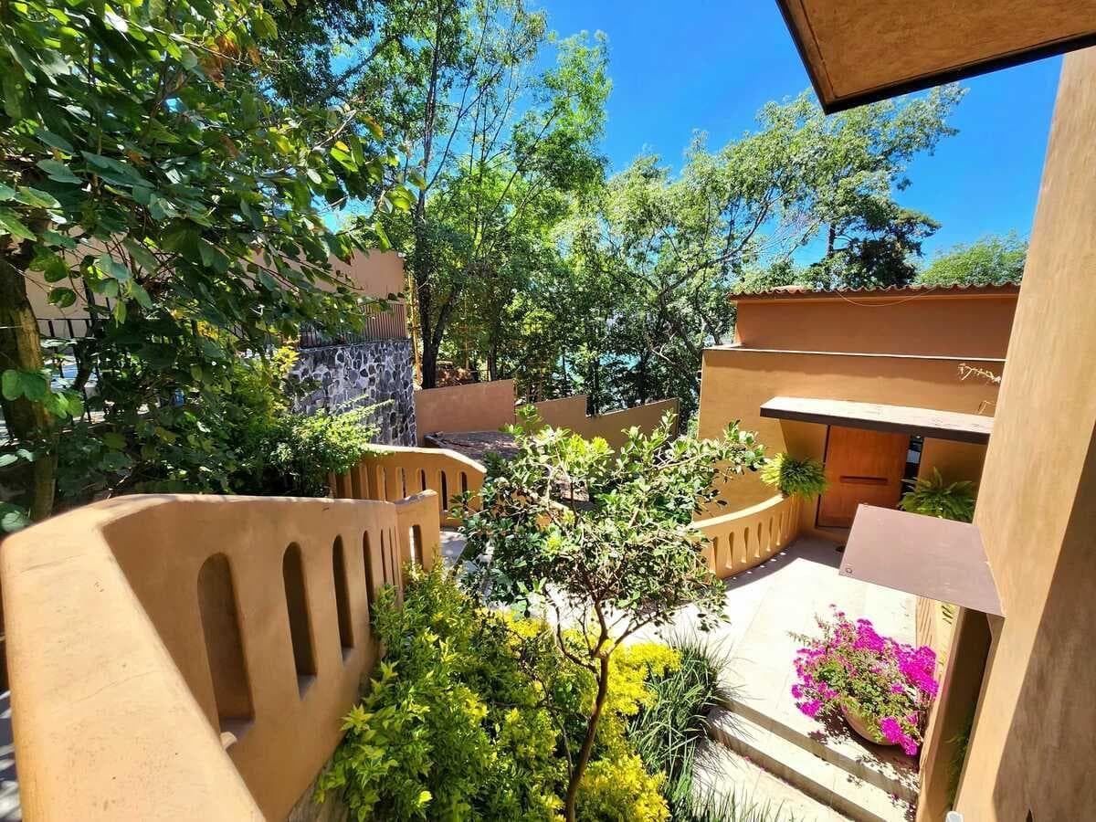 House for Sale in a Condominium Complex in Valle de Bravo