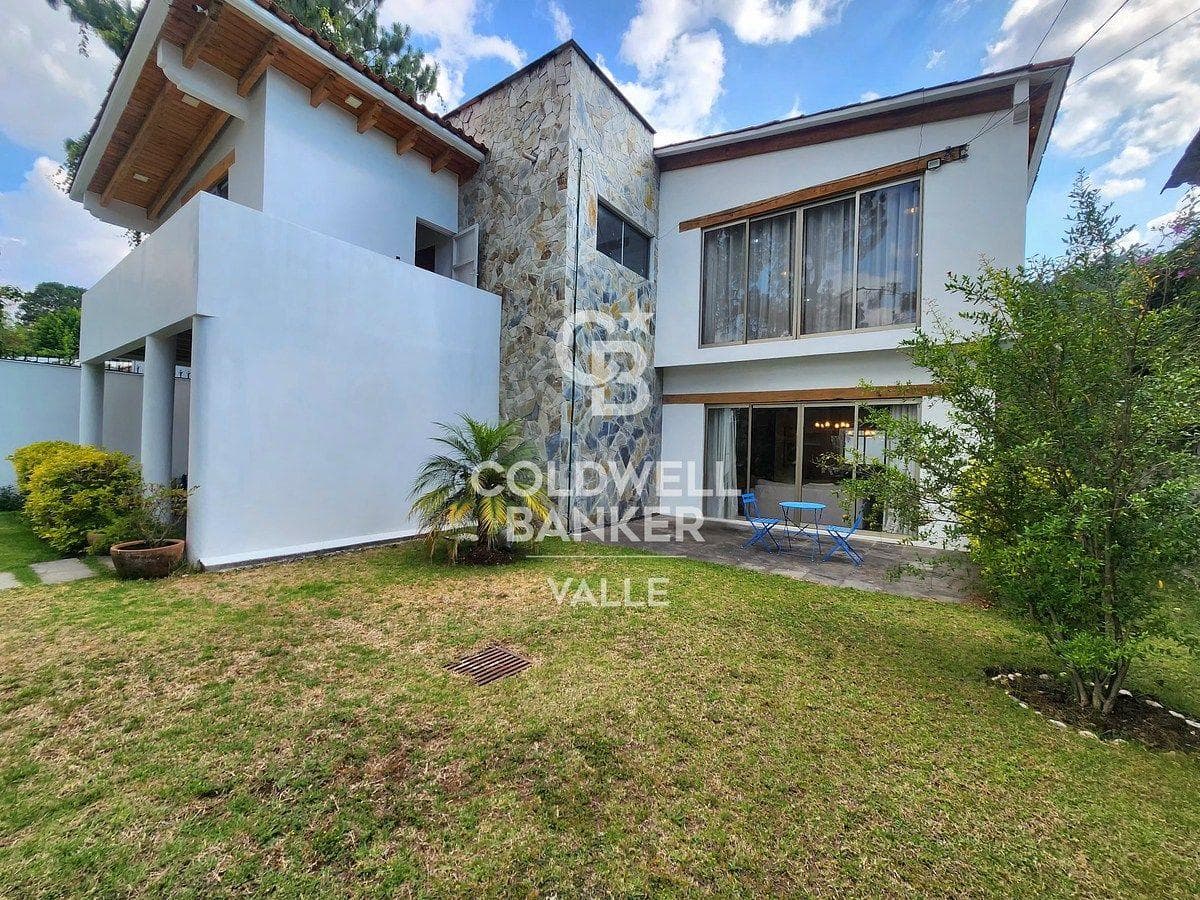 HOUSE FOR SALE NEAR THE GOLF CLUB, AVÁNDARO