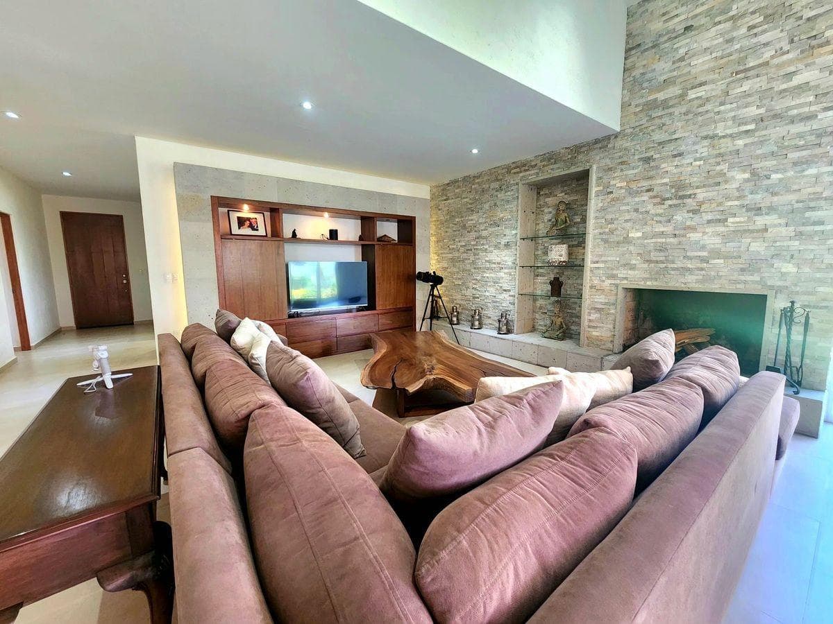 HOUSE FOR SALE IN AVANDARO