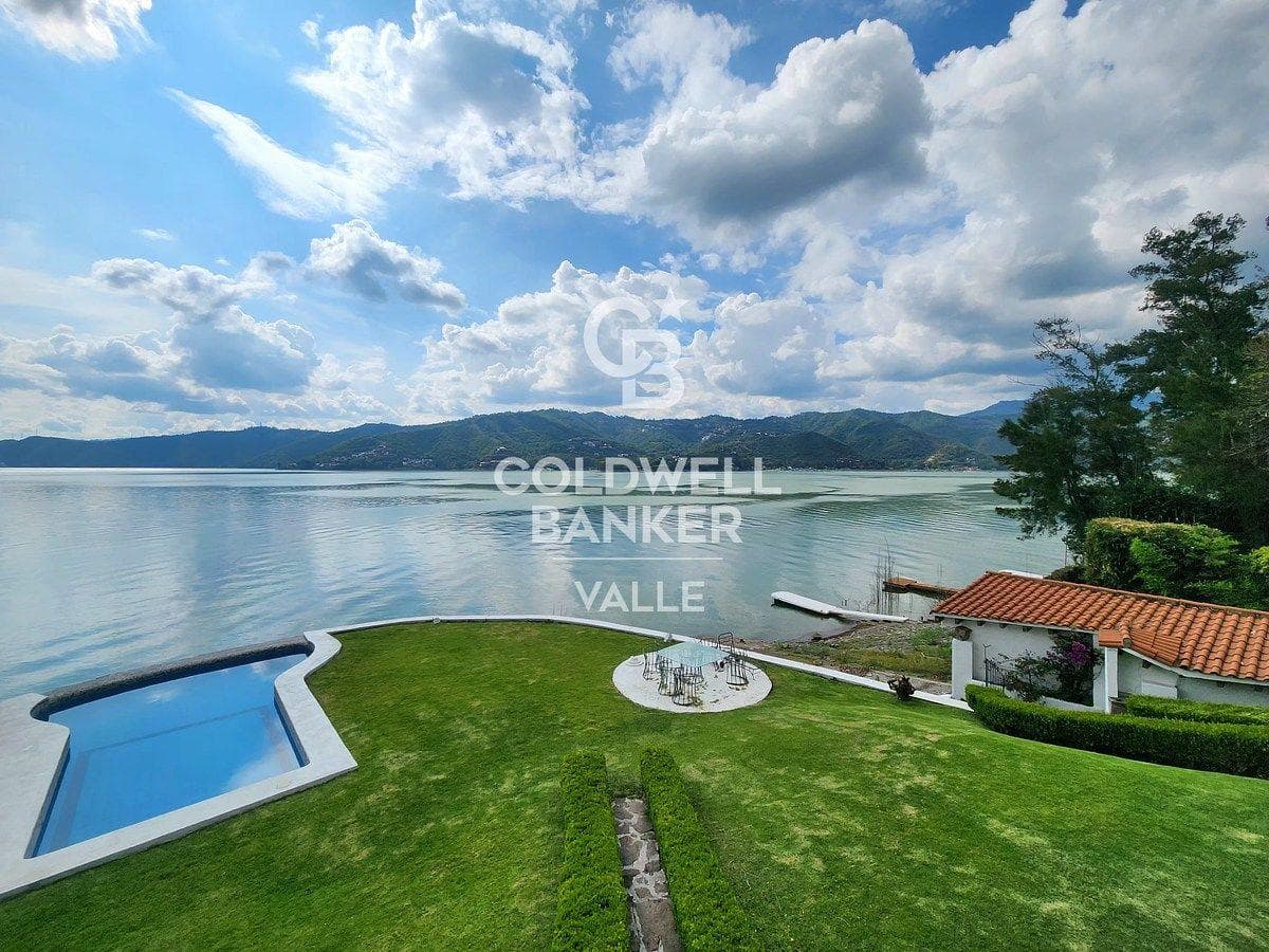 House for Sale or Rent with a Lake View in Valle de Bravo