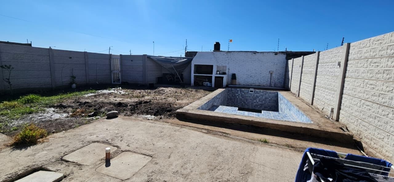 Beautiful 2-Bedroom House with a Pool