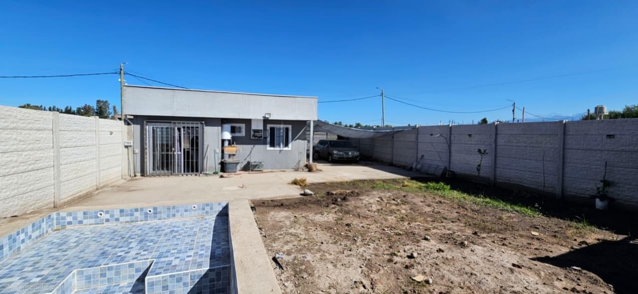 Beautiful 2-Bedroom House with a Pool