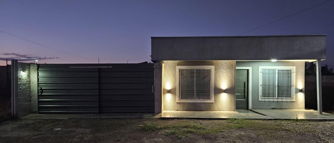 Beautiful 2-Bedroom House with a Pool