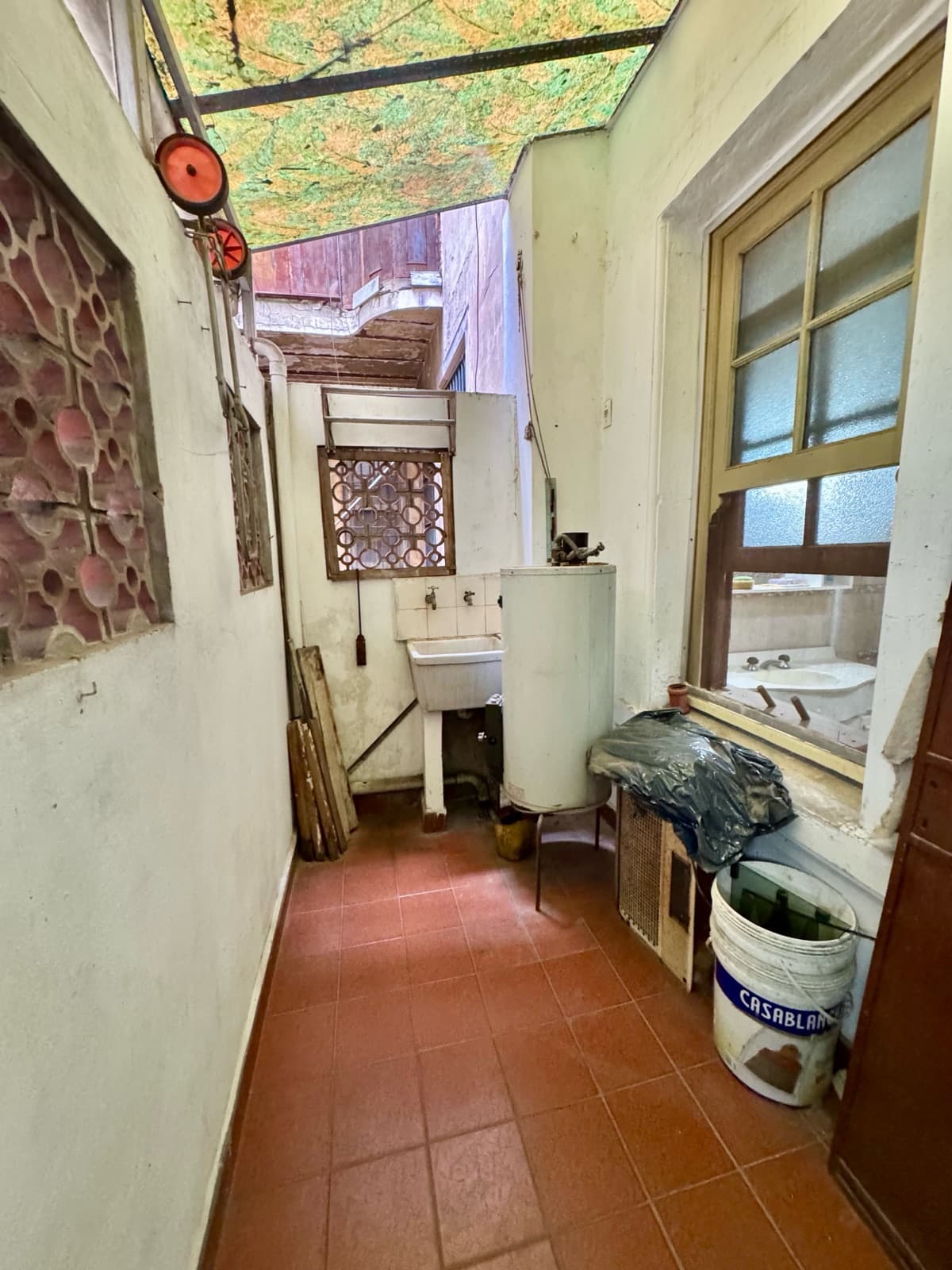 4-room apartment for renovation in La Boca. Ideal for investors