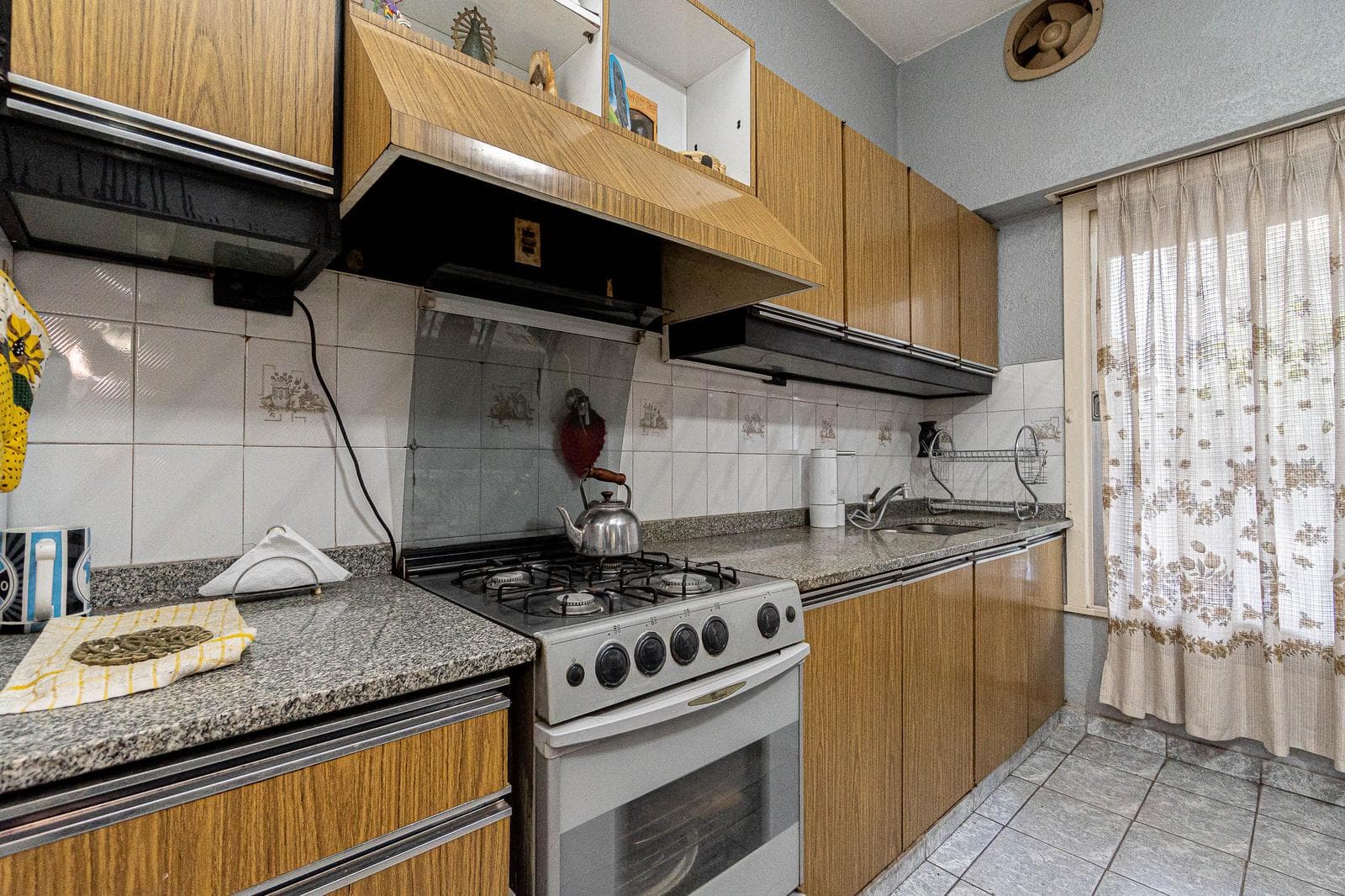 House for Sale in Malaver, THREE ROOMS, PARK, QUINCHO, GRILL, GARAGES, QUALIFIES FOR A LOAN
