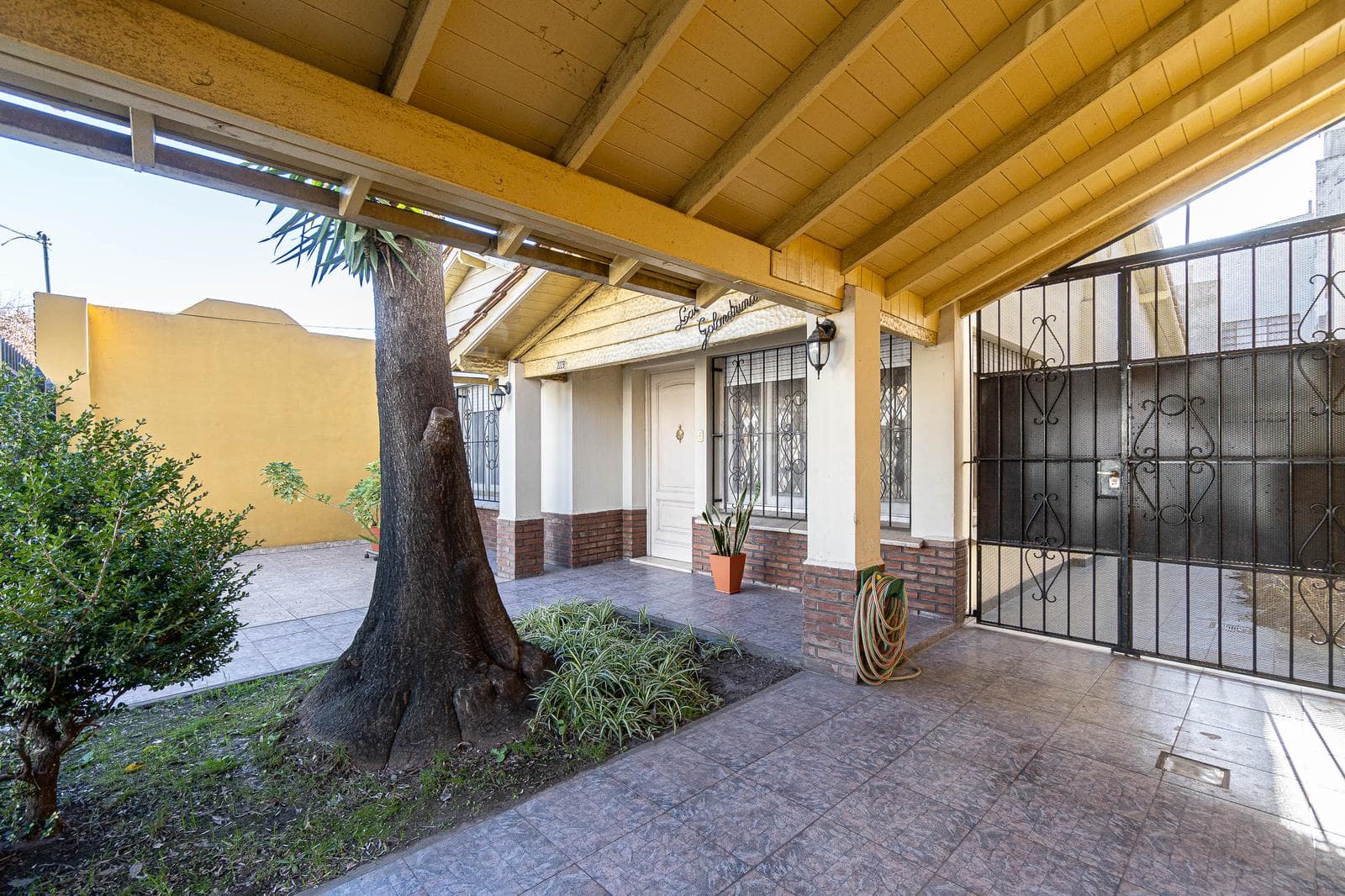 House for Sale in Malaver, THREE ROOMS, PARK, QUINCHO, GRILL, GARAGES, QUALIFIES FOR A LOAN