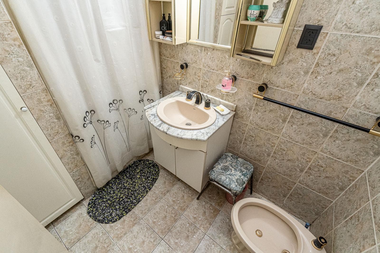 House for Sale in Malaver, THREE ROOMS, PARK, QUINCHO, GRILL, GARAGES, QUALIFIES FOR A LOAN