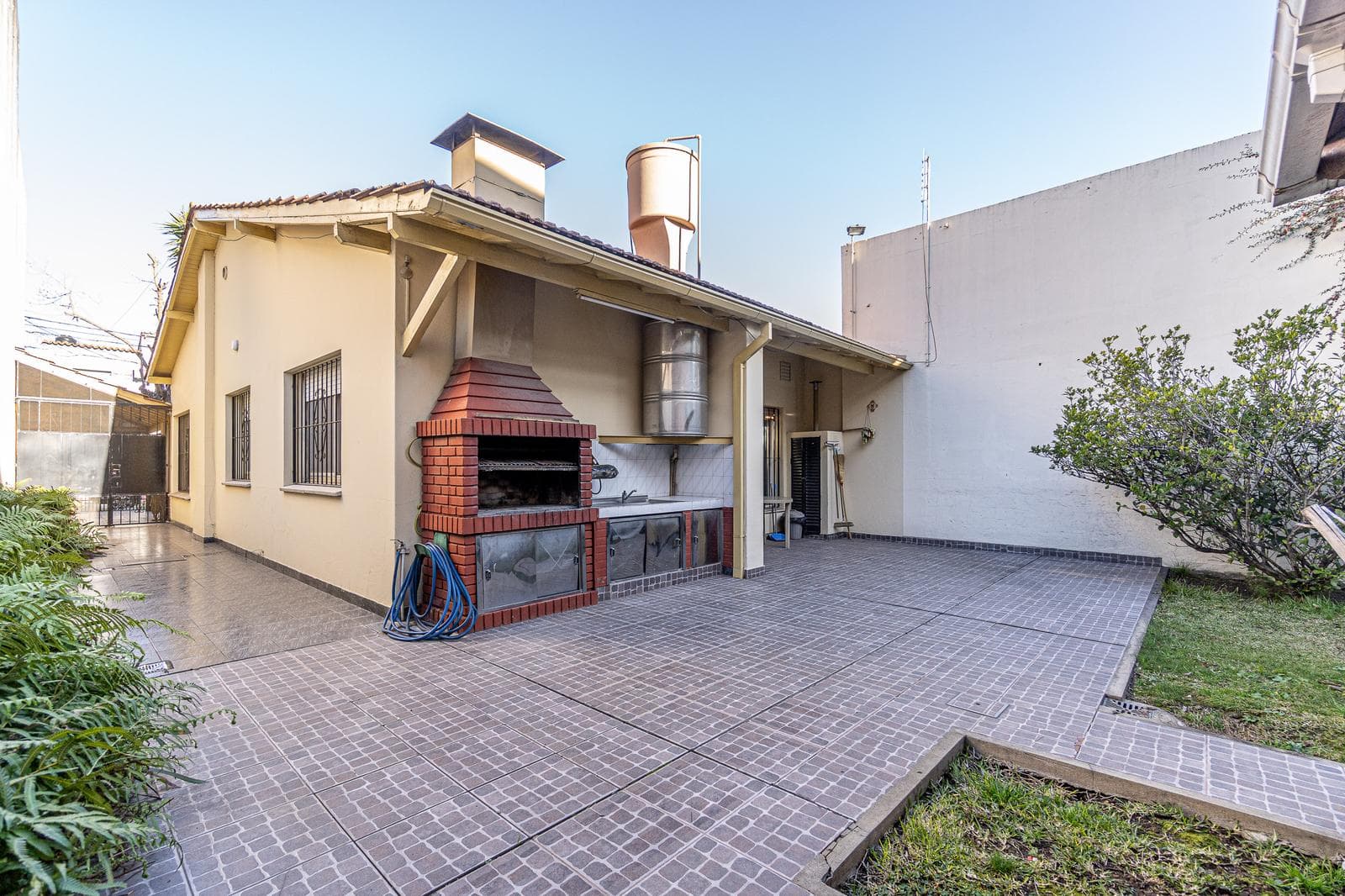 House for Sale in Malaver, THREE ROOMS, PARK, QUINCHO, GRILL, GARAGES, QUALIFIES FOR A LOAN